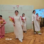 Các sinh viên Việt Nam đã mang đến những điệu múa uyển chuyển, với các bài hát ca ngợi quê hương đất nước. (Ảnh: Trần Hải/TTXVN)