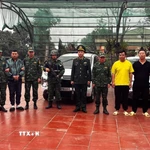 Các đối tượng tổ chức đưa đón người vượt biên trái phép bị bộ đội biên phòng bắt giữ. (Ảnh: TTXVN phát)