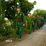 Lực lượng chức năng tuần tra, kiểm soát khu vực biên giới thuộc phường Thường Lạc (tỉnh Đồng Tháp). (Ảnh: Nhựt An/TTXVN)