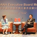 Tổng giám đốc TTXVN Vũ Việt Trang (trái) hội đàm với Ủy viên Trung ương Đảng Cộng sản Trung Quốc, Xã trưởng Tân Hoa xã Phó Hoa. (Ảnh: Công Tuyên/TTXVN)