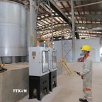 Công nhân điều hành dây chuyền sản xuất tại Nhà máy nhiên liệu sinh khối EREX SAKURA Tuyên Quang. (Ảnh: Hoàng Hải/TTXVN)