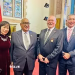 Quyền Chủ tịch Hội Hữu nghị New Zealand-Việt Nam (NZVFA) Anand Satyanand (thứ hai từ trái sang) chụp ảnh lưu niệm cùng các thành viên của NZVFA. (Ảnh: TTXVN phát)