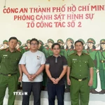 Hai đối tượng tại cơ quan công an. (Ảnh: TTXVN phát)