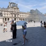 Trời nắng nóng gay gắt tại Paris, Pháp. (Ảnh: THX/TTXVN phát)