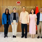 Bà Blanca Eekhout, Ủy viên Ban Chấp hành Trung ương Đảng Xã hội chủ nghĩa Thống nhất Venezuela (PSUV) cầm quyền, Chủ nhiệm Ủy ban Phát triển cộng đồng của Quốc hội chụp ảnh chung với Đại sứ Việt Nam tại Venezuela Vũ Trung Mỹ. (Ảnh: ĐSQ cung cấp/TTXVN phát)