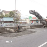 Sửa chữa hư hỏng tại cầu Xã Bảo (Quốc lộ 1A) đoạn qua xã Vĩnh Lợi), tỉnh Cà Mau. (Ảnh: Tuấn Phi/TTXVN)