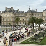 Tòa nhà Thượng viện Pháp nhìn từ vườn hoa Luxembourg. (Ảnh: Nguyễn Thu Hà/TTXVN)