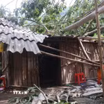 Mưa lớn sạt lở đất, đá gây thiệt hại về nhà ở một hộ dân ở xã Bảo Lâm. (Ảnh: TTXVN phát)
