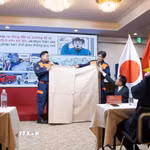 Cảnh sát Tokyo hướng dẫn một số biện pháp ứng phó trong trường hợp xảy ra thảm hoạ. (Ảnh: Xuân Giao/TTXVN)