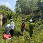 Trung tâm Kỹ thuật Tài nguyên và Môi trường, Chi nhánh khu vực Bình Phước thuộc Sở Nông nghiệp và Môi trường thành phố Đồng Nai phối hợp với các đơn vị liên quan lấy mẫu nước thải để giám định, phân tích phục vụ công tác xử lý theo quy định. (Ảnh: TTXVN phát)