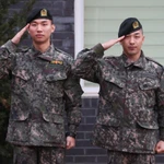 Hai thành viên nhóm nhạc nam Hàn Quốc Big Bang Daesung (trái) và Taeyang (phải) sau khi được xuất ngũ. (Nguồn: YONHAP/TTXVN)