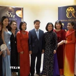 Giám đốc Trung tâm Văn hóa Việt Nam tại Pháp Đinh Ngọc Đức (thứ 5 từ trái qua) chụp ảnh lưu niệm cùng các thành viên ban tổ chức "Đêm hội điện ảnh-Nhịp cầu ánh sáng". (Ảnh: Đào Dũng/TTXVN)