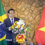 Đại sứ Việt Nam tại Brazil Bùi Văn Nghị phát biểu tại Gặp mặt Hữu nghị cuối năm 2025. (Ảnh: Đại sứ quán Việt Nam tại Brazil cung cấp)