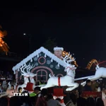 Tiểu cảnh Giáng sinh được trang trí tại khuôn viên cầu Rồng (Đà Nẵng). (Ảnh: Trần Lê Lâm/TTXVN)