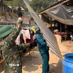 Cán bộ, chiến sỹ Bộ Chỉ huy quân sự tỉnh Lào Cai giúp bà con xã Bắc Hà lợp lại mái nhà, nhanh chóng ổn định cuộc sống. (Ảnh: TTXVN phát)