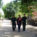 Lực lượng biên phòng tỉnh Gia Lai luôn sâu sát cùng người có uy tín trên địa bàn, vận động người dân thực hiện tốt mô hình "Xã biên giới sạch về ma túy". (Ảnh: Hồng Điệp/TTXVN)