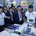 Các đại biểu tham quan gian trưng bày tại triển lãm. (Ảnh: Trần Việt/TTXVN)