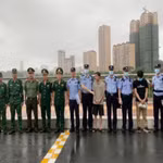 Trao trả các công dân Trung Quốc vi phạm pháp luật Việt Nam cho cơ quan chức năng Trung Quốc. (Ảnh: Báo Quảng Ninh)