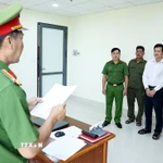 Công an tỉnh An Giang thi hành lệnh bắt bị can Đỗ Viết Dự để tạm giam. (Ảnh: TTXVN phát)