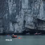 Du khách tham quan hang Luồn trên Vịnh Hạ Long. (Ảnh: Hoàng Hiếu/TTXVN)