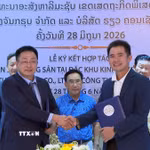Ông Lê Huy Hoàng, Tổng Giám đốc Công ty Trách nhiệm hữu hạn KN Vientiane Group và ông Bouavieng Champaphan, Giám đốc Công ty Trách nhiệm hữu hạn Bất động sản Real Concept trao đổi văn kiện hợp tác sau lễ ký. (Ảnh: Văn Phiên/TTXVN)