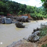 Nước lũ cuốn trôi nhịp cầu Xốp Chạng trên Quốc lộ 48C, làm biến dạng hoàn toàn lòng suối khu vực hai bên cầu. (Ảnh: Xuân Tiến/TTXVN)