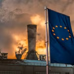 Ủy ban châu Âu dự kiến tiến hành rà soát Hệ thống giao dịch phát thải EU (ETS) vào giữa năm 2026. (Ảnh: AP)