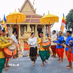 Các điệu múa truyền thống của đồng bào Khmer là một phần di sản văn hóa đặc sắc, được gìn giữ và trao truyền qua nhiều thế hệ, góp phần bảo tồn bản sắc dân tộc và làm phong phú kho tàng văn hóa Việt Nam. (Ảnh: Khánh Hoà/TTXVN)