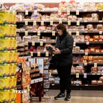 Người dân mua sắm tại siêu thị ở Millbrae, Mỹ. (Ảnh: THX/TTXVN)