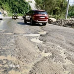 Đoạn Quốc lộ 19 đoạn qua đèo An Khê (tỉnh Gia Lai) xuất hiện ổ gà, sóng trâu gây nguy hiểm cho người tham gia giao thông. (Ảnh: Sỹ Thắng/TTXVN)