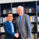 Đại sứ Việt Nam tại Áo Vũ Lê Thái Hoàng và Tiến sỹ Martin Eichtinger, Giám đốc Học viện Ngoại giao Áo. (Nguồn: Đại sứ quán Việt Nam tại Áo)