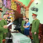 Công an tỉnh Lai Châu thi hành Lệnh bắt bị can để tạm giam đối với Nguyễn Thị Nga. (Ảnh: TTXVN phát)