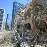 Tòa nhà bị phá hủy sau cuộc tấn công tên lửa tại Ramat Gan, Israel. (Ảnh: THX/TTXVN)