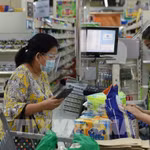 Người dân mua sắm tại siêu thị Manila, Philippines. (Ảnh: AFP/TTXVN)