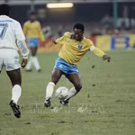Huyền thoại bóng đá Brazil Pele (trái) đi bóng trong trận đấu giao hữu của đội tuyển các ngôi sao bóng đá thế giới với tuyển Brazil. (Ảnh minh họa: AFP/TTXVN)