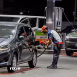 Bơm xăng cho phương tiện tại trạm xăng ở Quezon, Philippines. (Ảnh: THX/TTXVN)