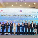 Lãnh đạo Bộ Tài chính chụp ảnh chung cùng các đại biểu tham dự Diễn đàn. (Ảnh: Khánh Hoà/TTXVN)