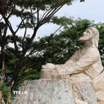 Nhà thờ Đạ Tông có không gian xung quanh rất rộng và được trưng bày nhiều tượng bằng đá các loại. (Ảnh: Nguyễn Dũng/TTXVN)
