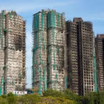 Khu chung cư Wang Fuk Court tại Hong Kong (Trung Quốc) sau vụ hỏa hoạn, ngày 28/11/2025. (Ảnh: THX/TTXVN)