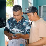 Ngư dân chủ động tìm hiểu nhật ký điện tử. (Ảnh: Đình Quân/TTXVN)
