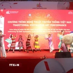 Một tiết mục đặc sắc tại Chương trình biểu diễn nghệ thuật truyền thống Việt Nam tại Singapore. (Ảnh: Tất Đạt/TTXVN)