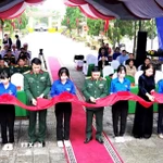 Các đại biểu cắt băng khánh thành. (Ảnh: TTXVN phát)