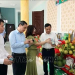 Các đại biểu tham quan gian hàng OCOP của Tuyên Quang. (Ảnh: Hoàng Hải/TTXVN)