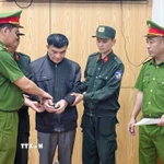 Cơ quan Cảnh sát điều tra Công an tỉnh Phú Thọ ra Lệnh giữ người trong trường hợp khẩn cấp và Quyết định tạm giữ hình sự đối với Lý Công Sinh (sinh năm 1960, trú tại phường Xuân Hoà, tỉnh Phú Thọ). (Ảnh: TTXVN phát)