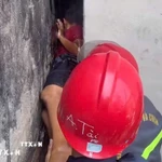 Cảnh sát Phòng cháy, chữa cháy và Cứu nạn, cứu hộ Công an Thành phố Hồ Chí Minh giải cứu kịp thời bé trai mắc kẹt giữa hai bức tường ở phường Bình Cơ. (Ảnh: TTXVN phát)