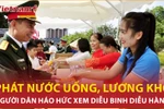 Phát miễn phí nước uống, lương khô cho người dân xem diễu binh, diễu hành