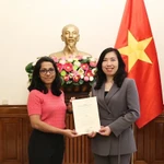 Thứ trưởng Bộ Ngoại giao Lê Thị Thu Hằng trao giấy phép thành lập văn phòng thường trú tại Việt Nam của báo Financial Times cho bà Anantha Lakshmi - phóng viên thường trú kiêm nhiệm, Trưởng đại diện Văn phòng thường trú báo Financial Times tại Việt Nam. (Ảnh: TTXVN phát)