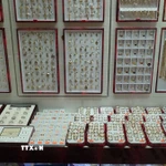 Vàng và kim loại quý trưng bày trong một cửa hàng tại khu vực phố cổ Thủ đô Mexico City (Mexico). (Ảnh: Phi Hùng/TTXVN)