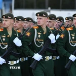 Quân nhân tham gia lễ duyệt binh kỷ niệm 80 năm Ngày Chiến thắng phátxít tại Moskva (Nga), ngày 9/5/2025. (Ảnh: THX/TTXVN)