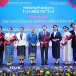 Các đại biểu Việt Nam-Lào chụp ảnh chung tại Lễ bế mạc Tuần phim Việt Nam tại Thủ đô Vientiane. (Ảnh: Đỗ Bá Thành/TTXVN)